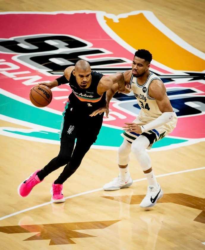 马刺大胜雄鹿，重回第二！“光头强”文班22分10板，字母三节21分