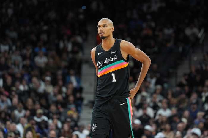 阿里纳斯：文班若学成不运球得分可更多留力防守 马刺将有望西决