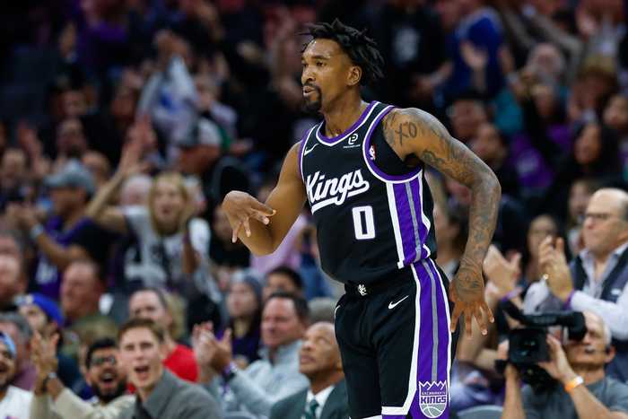 大将军回归！蒙克半场替补15分钟 5中5&三分3中3贡献13分