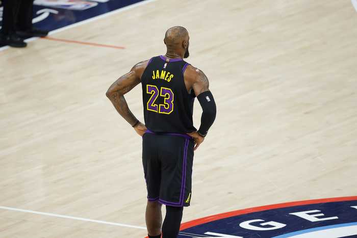 末节得11分！湖媒：老詹改变比赛走势 23个赛季了他仍是关键先生