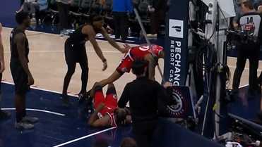 杰明犯规同时保护哈登，但随后科林斯与曼陷入小冲突