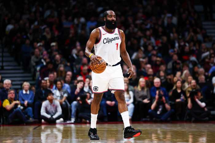 状态逐渐走高！哈登半场8中4得12分2板4助2断 次节末连得8分收官